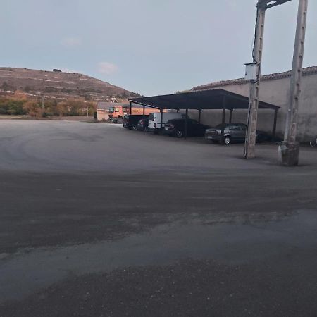 Villanueva de Argaño Hostal Linares מראה חיצוני תמונה