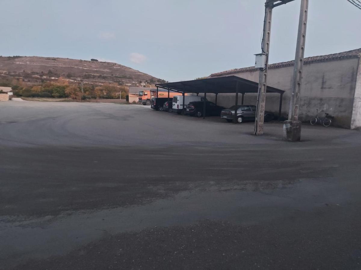 Villanueva de Argaño Hostal Linares מראה חיצוני תמונה
