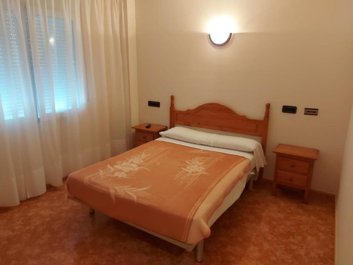 Villanueva de Argaño Hostal Linares מראה חיצוני תמונה