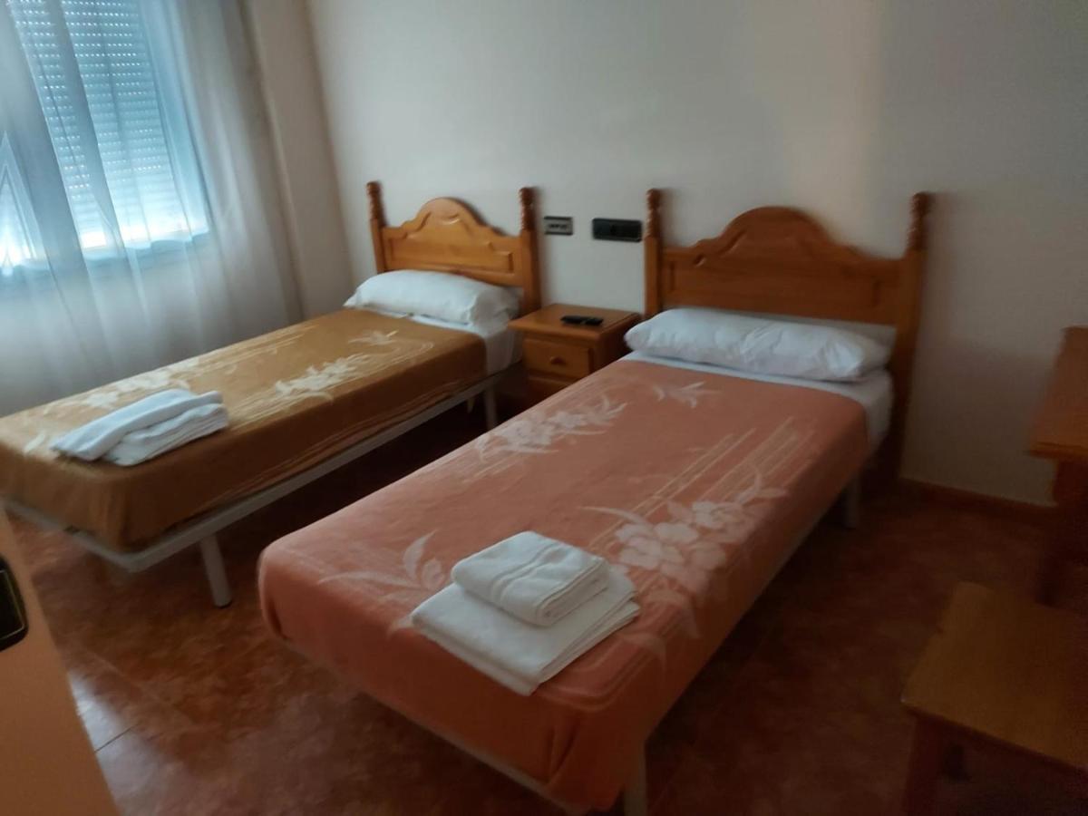 Villanueva de Argaño Hostal Linares מראה חיצוני תמונה